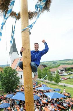 Maibaumkraxeln in Rottenstuben