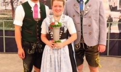Christina Thusbaß mit dem Wanderpokal