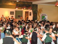 Die Jugendlichen beim Tanz.