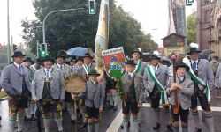 Rund 60 Trachtler der "Edelweißer" und "Oberlandler" präsentierten die Kurstadt beim Trachten- und Schützenumzug in München