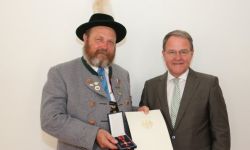 Verleihung Bundesverdienstkreuz durch Staatsminister Dr. Heubisch an Walter Weinzierl