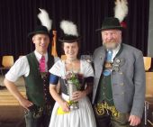 v.l. Gauvorplattler Georg Sollinger, Anita Fischer, Gesamtsiegerin, Gauvorstand Georg Schinnagl