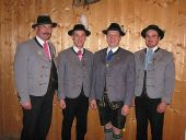 von links: 2. Gauvorstand Pankraz Perfler, 1. Gauvorplatter Georg Sollinger, Georg Weigl, 2. Gauvorplattler Sepp Lagler.JPG